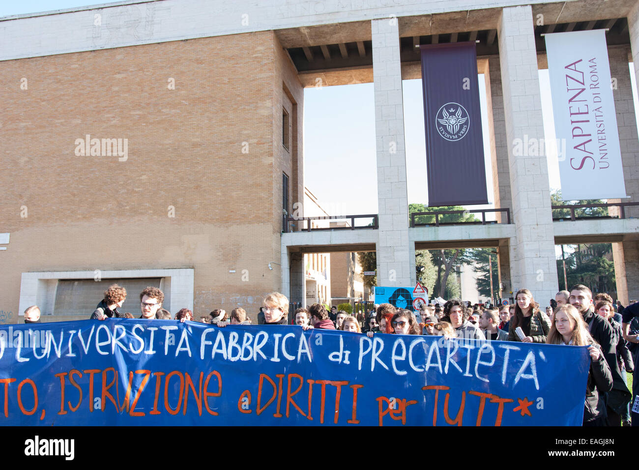 Roma, Italia. 14 Novembre, 2014. Circa cinque mila persone fase dimostrazione contro la precarizzazione del lavoro e contro le politiche di austerità, attuata dalla Renzi di amministrazione e l'Unione europea.manifestanti gettare uova, petardi e vernice presso il Ministero dell' economia e l' ambasciata della Repubblica federale di Germania durante il rally. Credito: Luca Prizia/Pacific Press/Alamy Live News Foto Stock