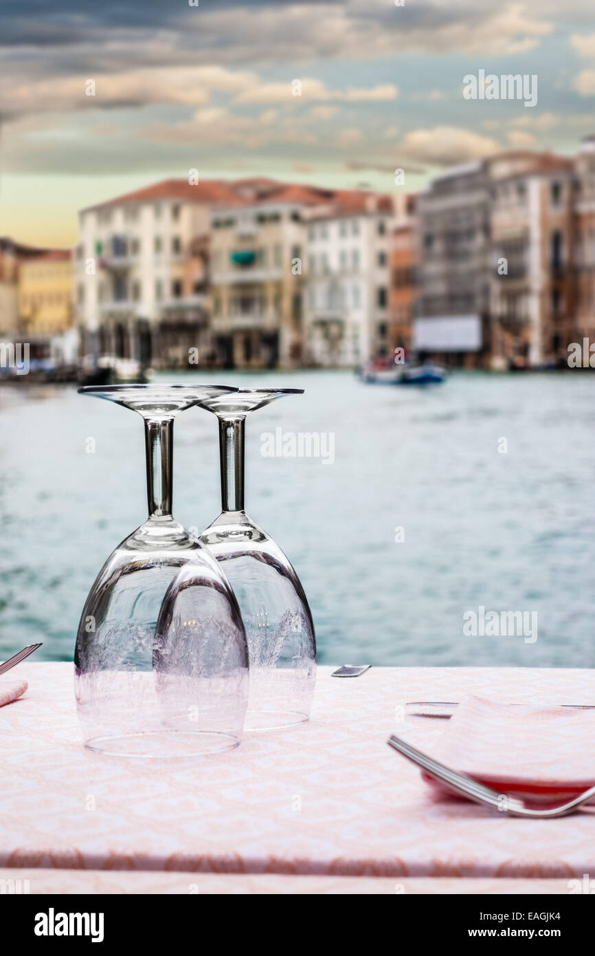 Un romantico set tavola sul waterside a Venezia, Italia Foto Stock