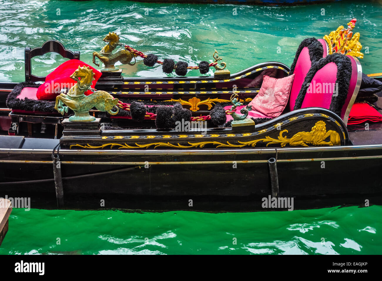 Dettaglio dalla bella parcheggiato in gondola a Venezia, Italia. Foto Stock