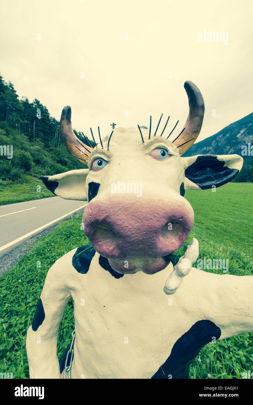 Statua di una femmina di vacca in Swiss moutainous paesaggio, dei Grigioni, Svizzera, Grigioni Foto Stock