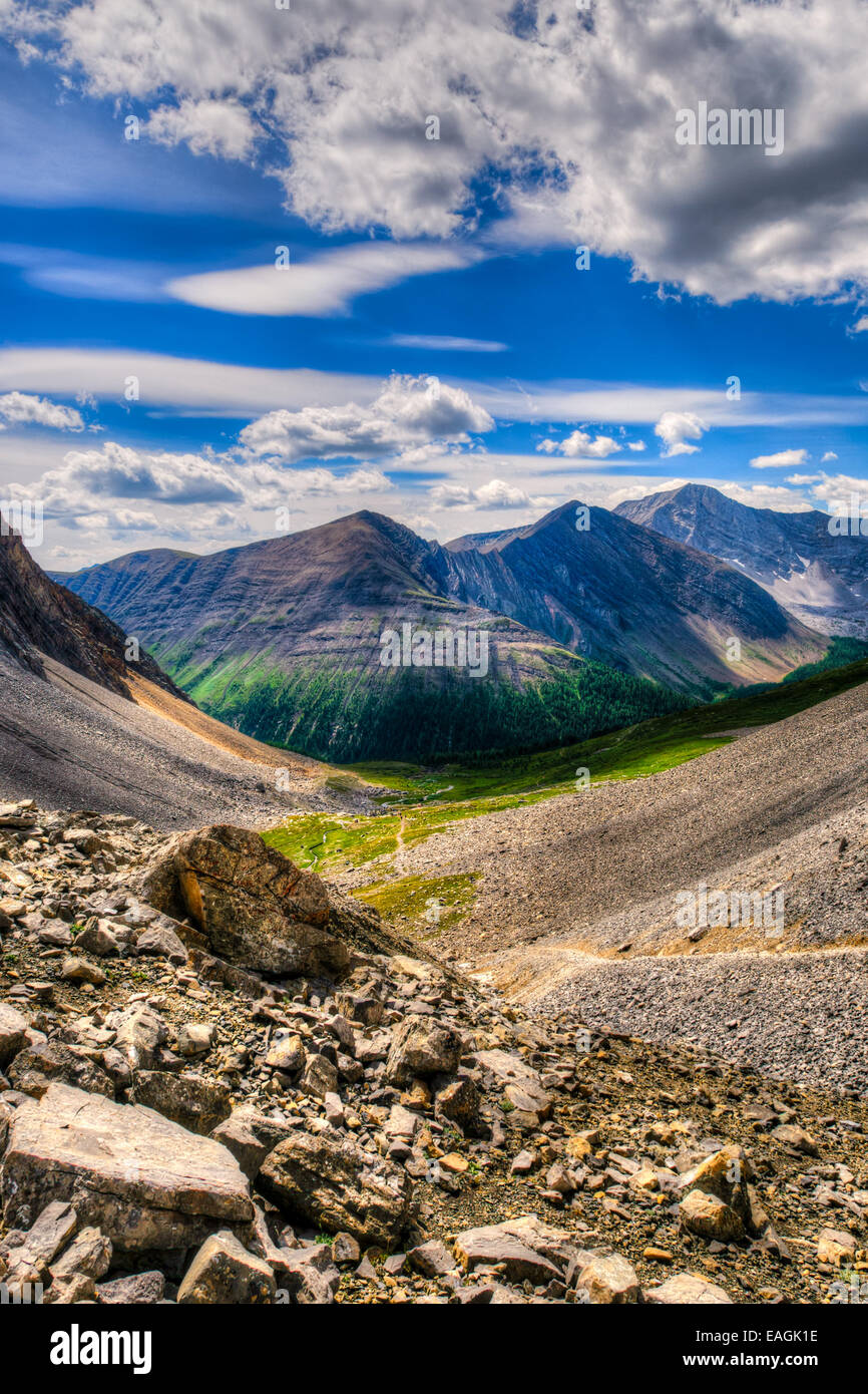 Scenic estate escursioni in montagna paesaggi di Ptarmigan Cirque, Peter Lougheed Parco provinciale paese Kananaskis Alberta Canada Foto Stock