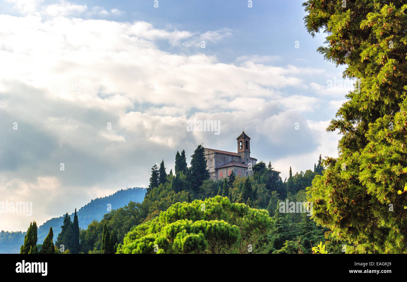 Santuario della Beata Vergine del Monticino circondato da cipressi, a Brisighella in Italia. Vista dalla fortezza medievale di veneziani Foto Stock