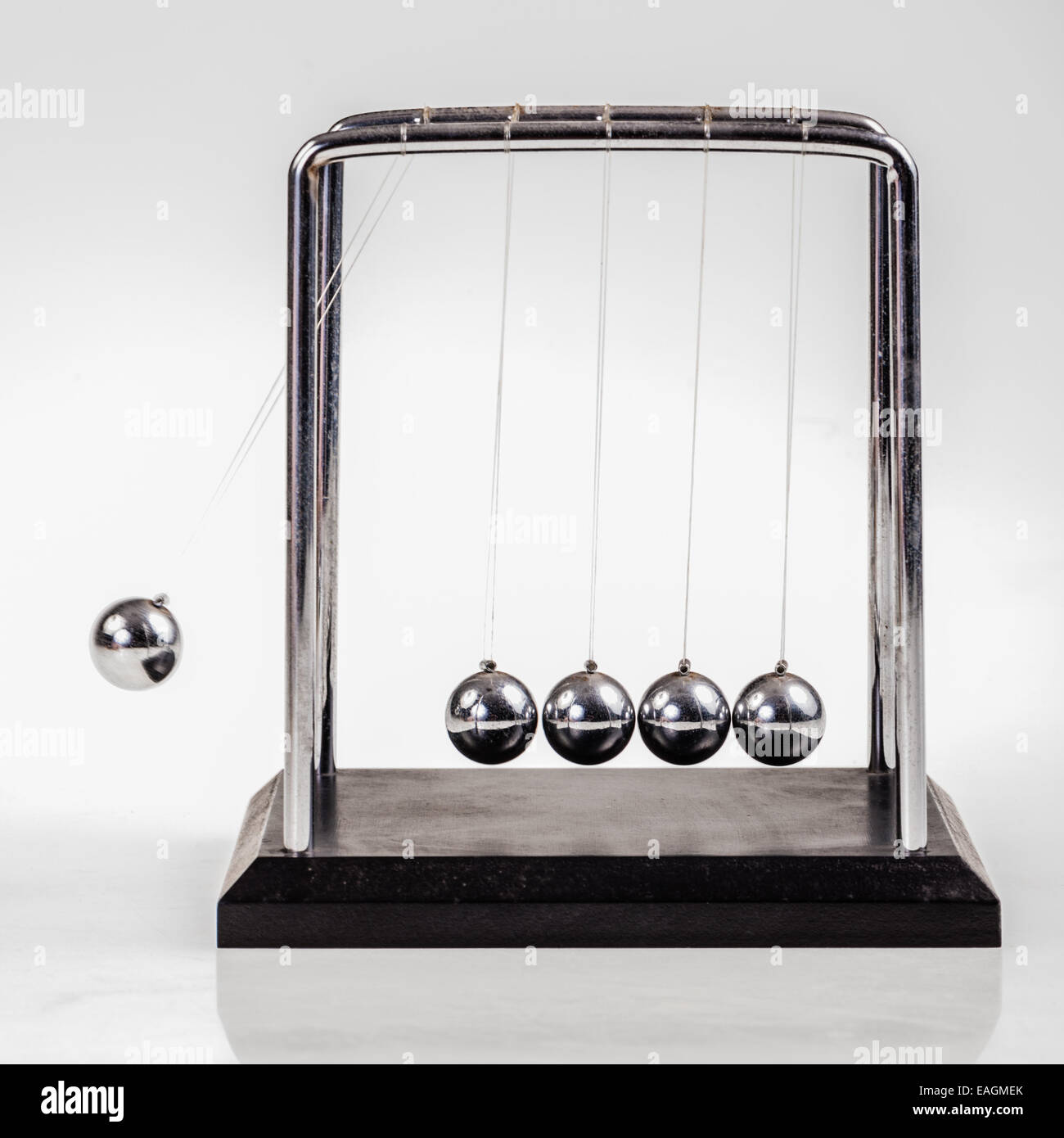 Un piccolo di Newton culla isolate su uno sfondo bianco Foto Stock