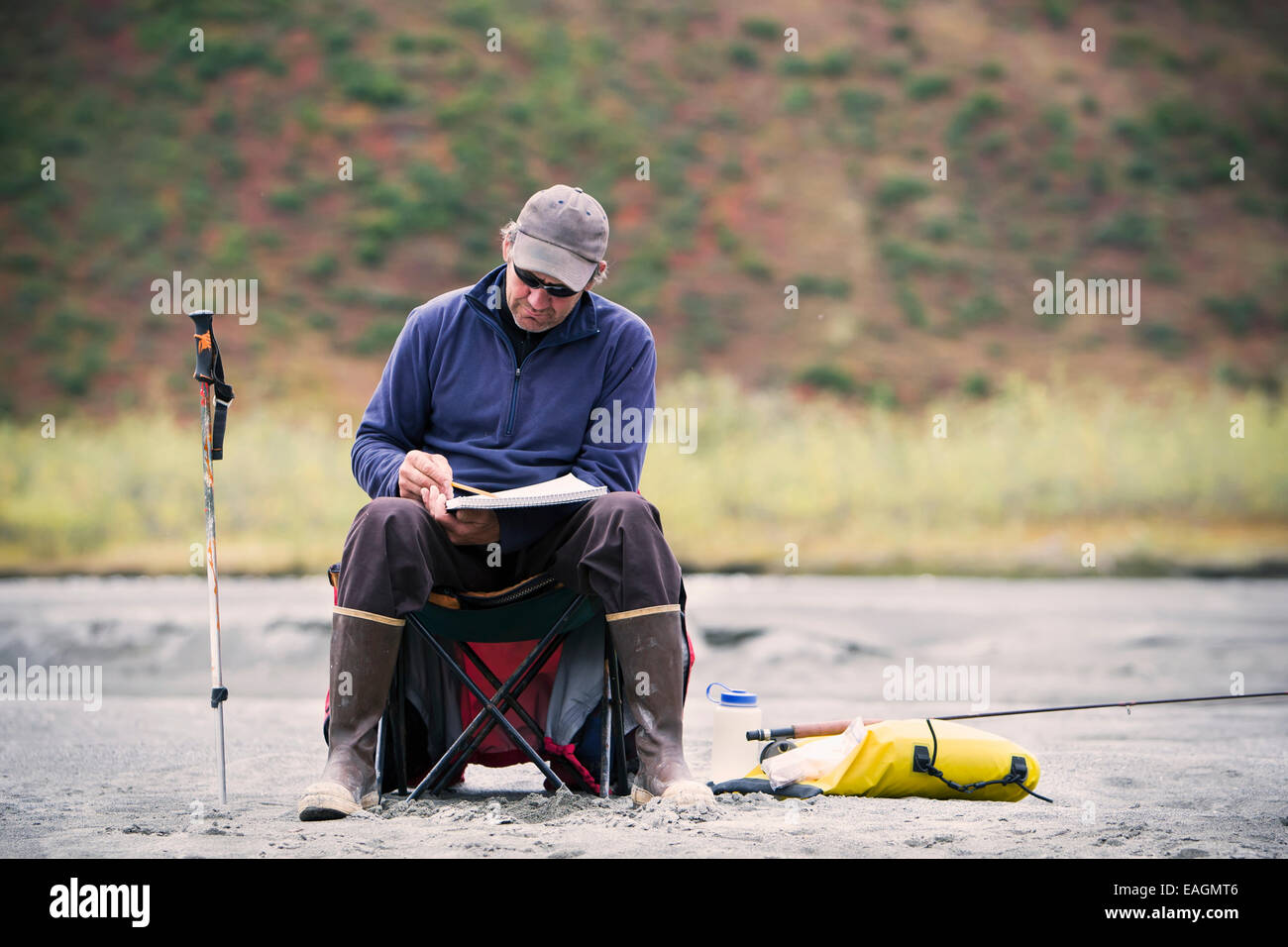 Spiaggia,rilassante,lettura,seduta,Prenota,Puntone Foto Stock