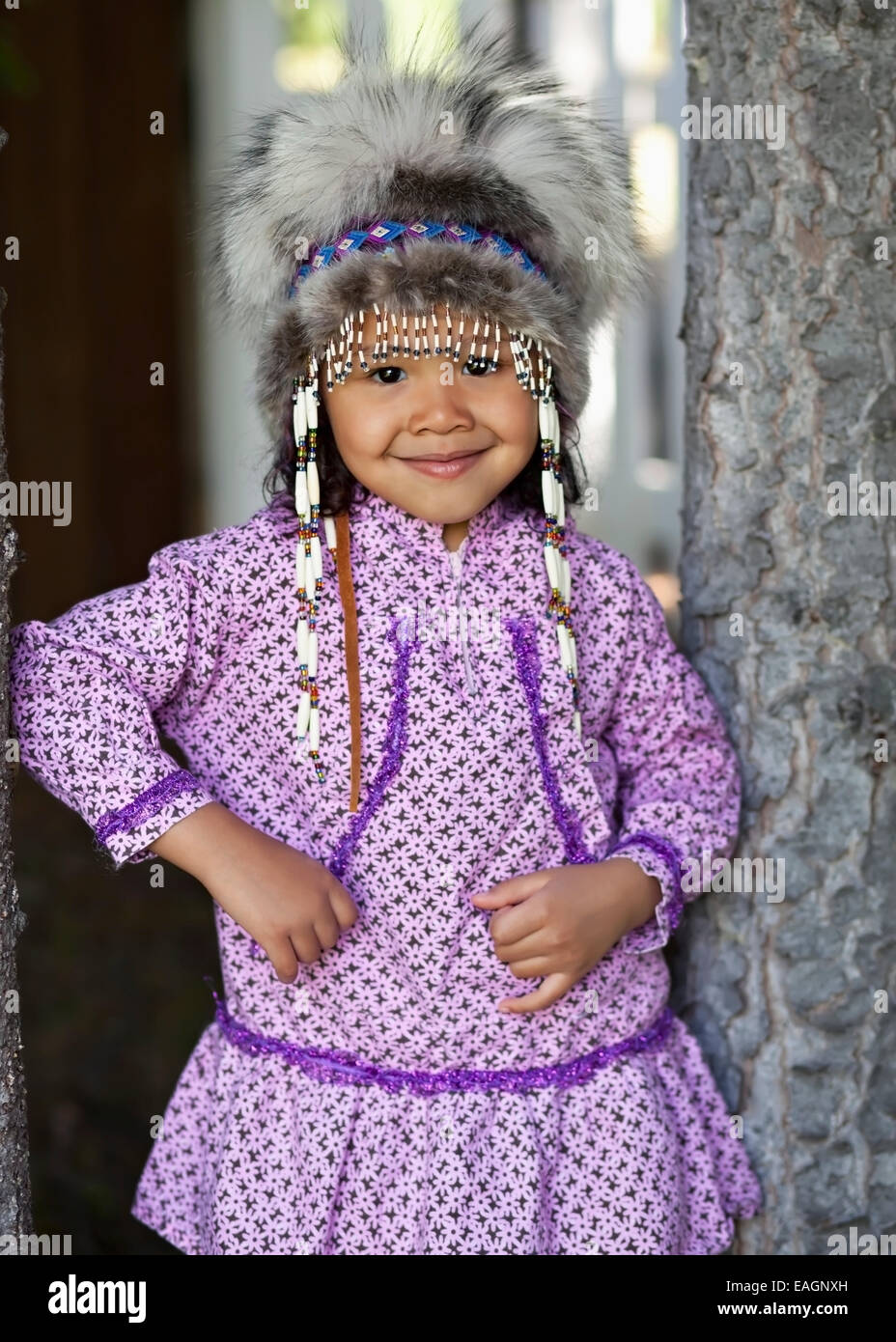 Eschimese bambina indossa un nativo di Alaska copricapo e Kuspuk In Eagle  River, centromeridionale Alaska in estate Foto stock - Alamy