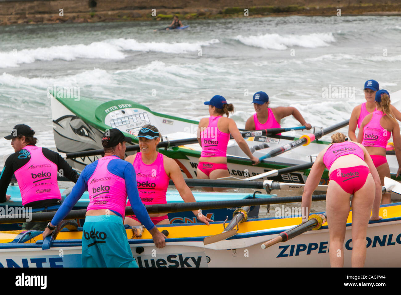 Sydney, Australia. 15 Novembre, 2014. L'Oceano serie Thunder è stato sviluppato appositamente per la televisione e include 24 elite squadre maschili e 12 elite womens squadre da sydney locale surf club, la concorrenza è in corso presso Dee Why beach Sydney Australia Credit: martin berry/Alamy Live News Foto Stock