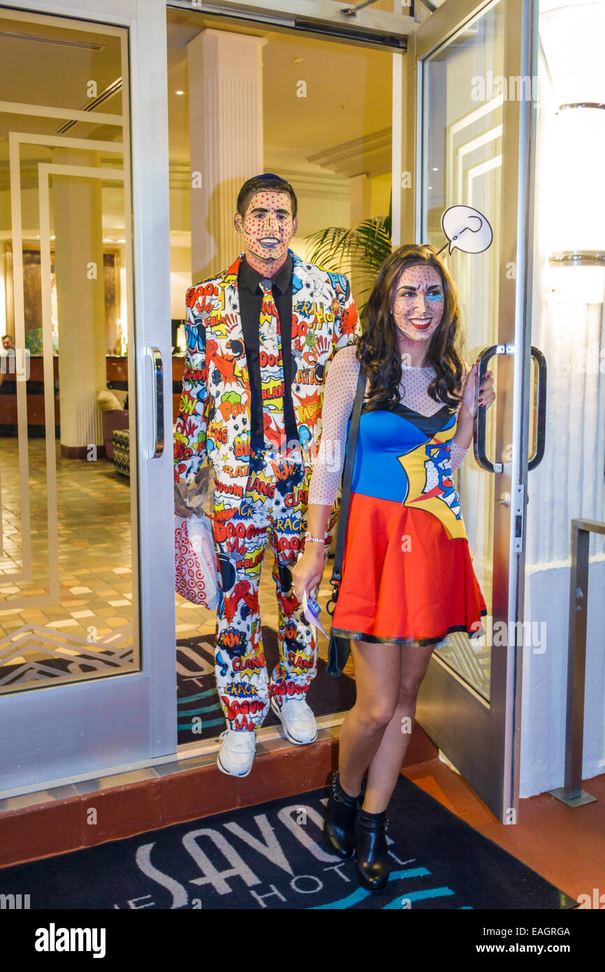 Miami Beach Florida,Ocean Drive,Savoy,hotel,hotel,hotel,entrata,fronte,Halloween,uomo uomo uomo maschio,donna donna donna donna donna donna,coppia,costume,vestito,pop art,FL1410 Foto Stock