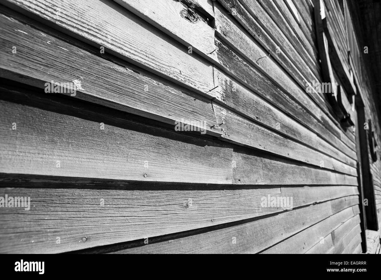 Costruzione di vista laterale, clapboard diminuendo le linee di prospettiva in bianco e nero. Foto Stock