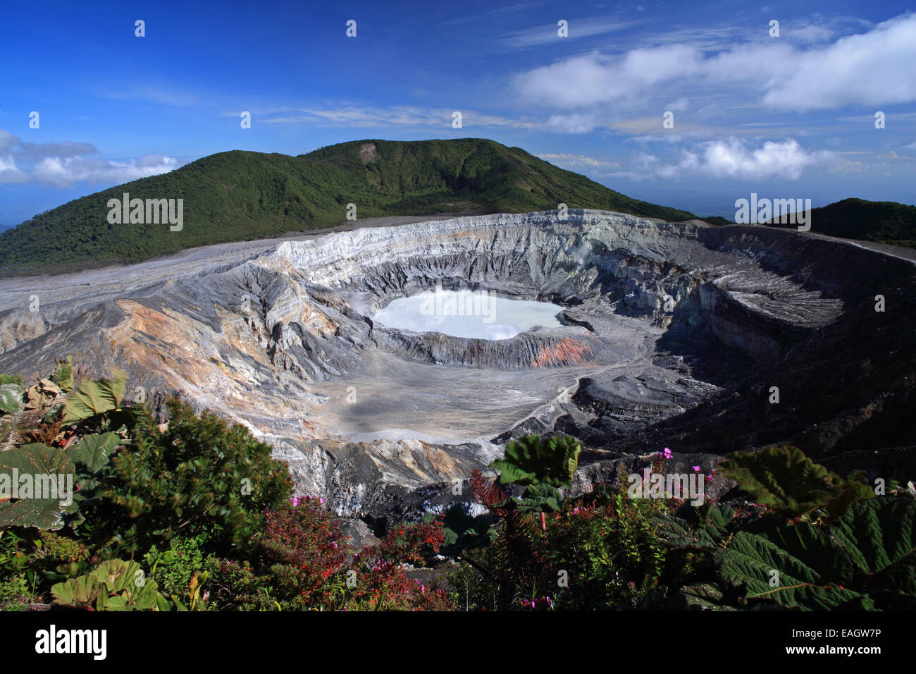 Il cratere attivo del Vulcano Poas, Alajuela in Costa Rica. Foto Stock