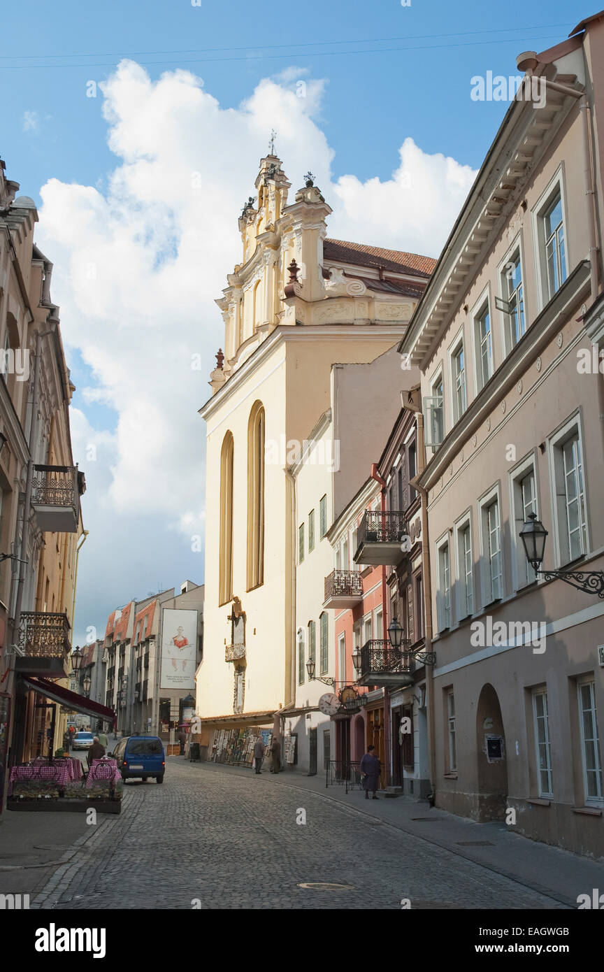 Tele Street e la parte posteriore della Chiesa di San Giovanni Evangelista, Vilnius, Lituania Foto Stock