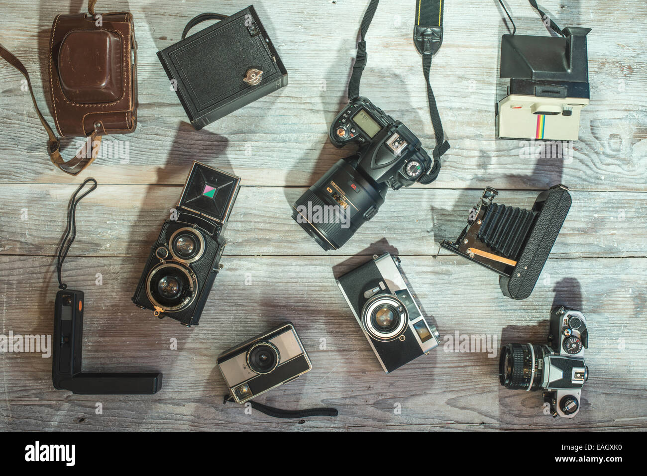 Set di vintage e nuove telecamere su sfondo di legno Foto Stock