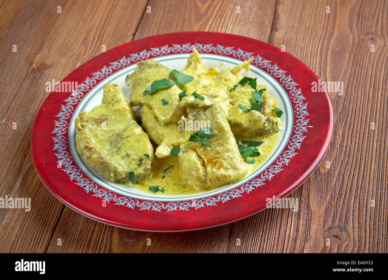 Curry de porc aux concombres - carne di maiale in salsa di curry e il cetriolo close up Foto Stock