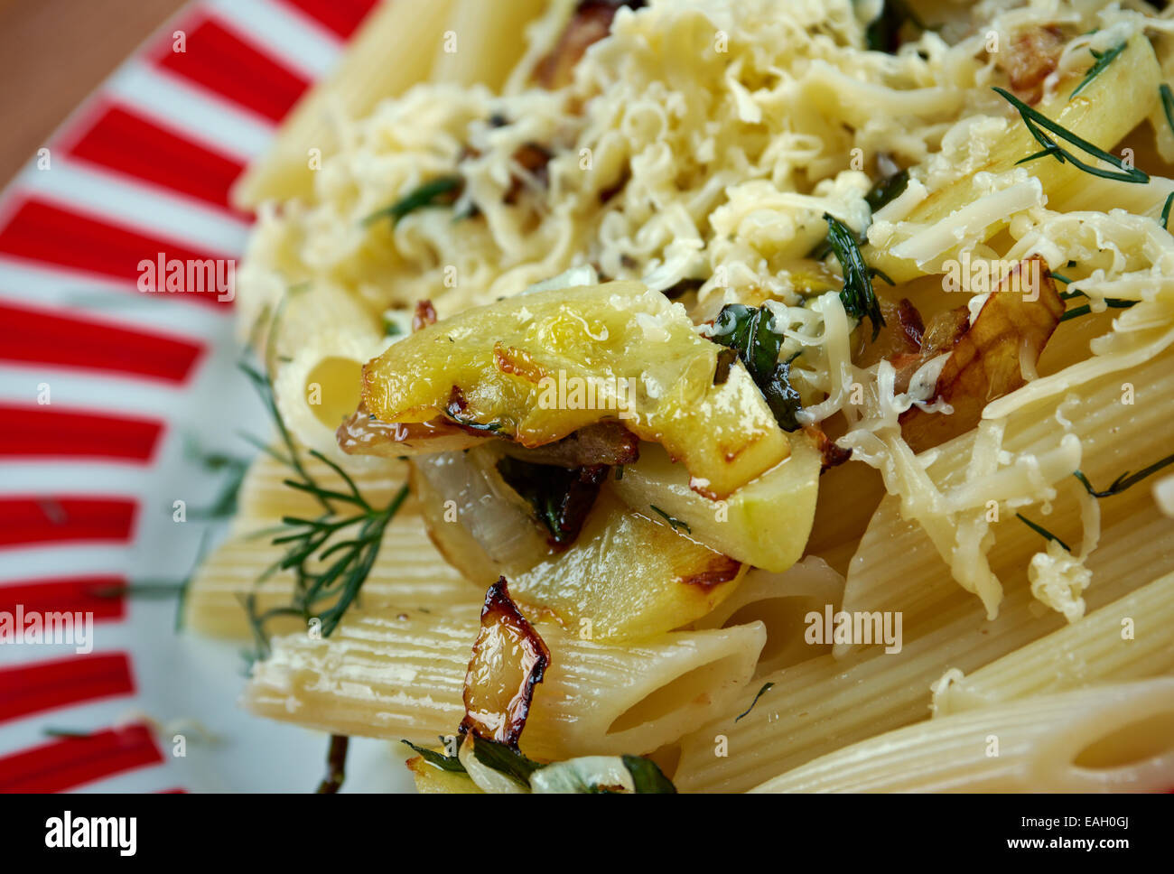 Mezze penne alla formaggella - La pasta italiana Le penne con formaggio di capra e verdure Foto Stock