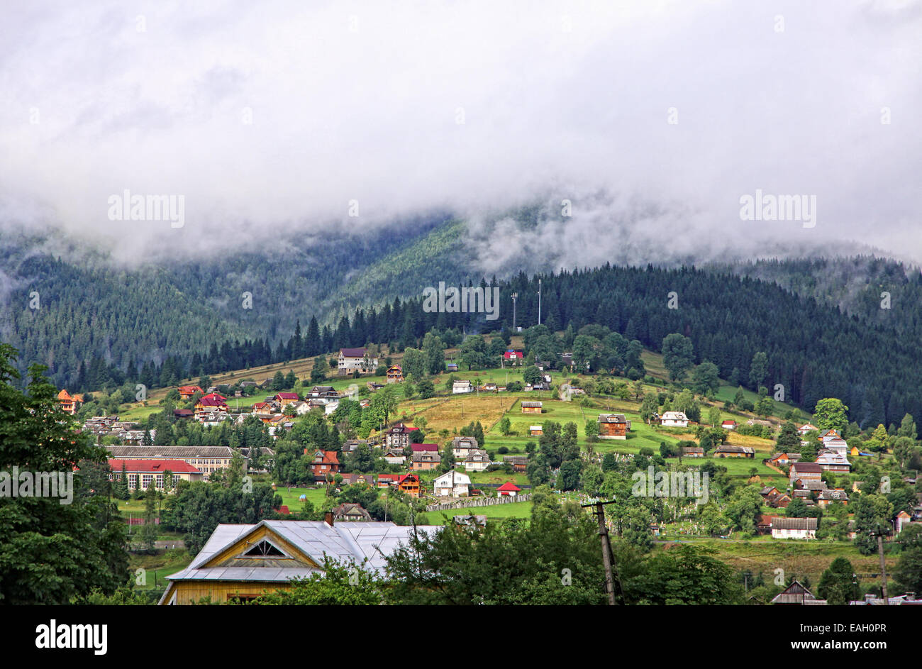 Vista rurale del villaggio di Vorokhta nelle montagne dei Carpazi, Ucraina Foto Stock