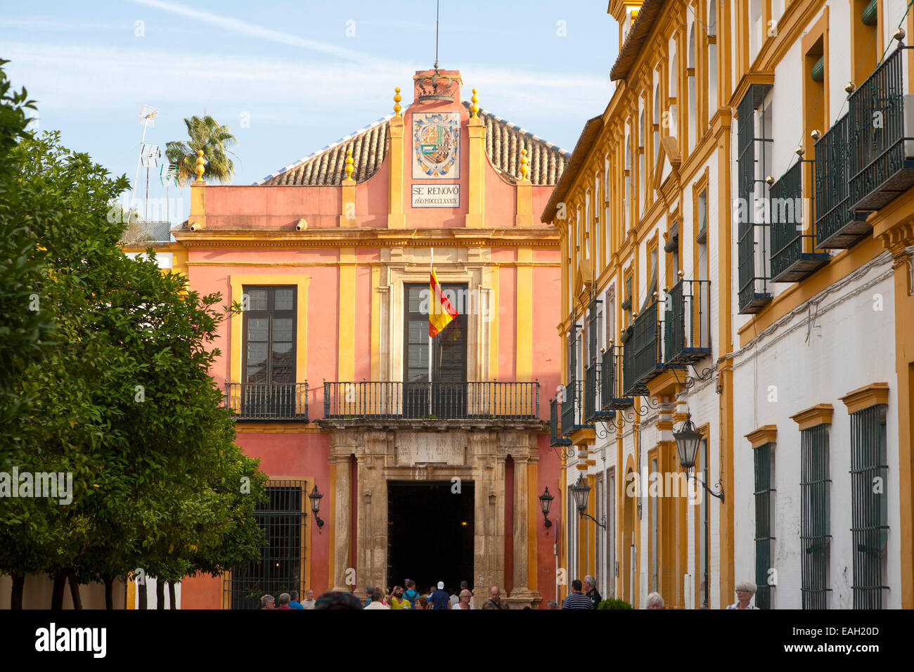 Bandiera spagnola a volare su edifici storici nel palazzo di Alcazar area, Siviglia, Spagna Foto Stock