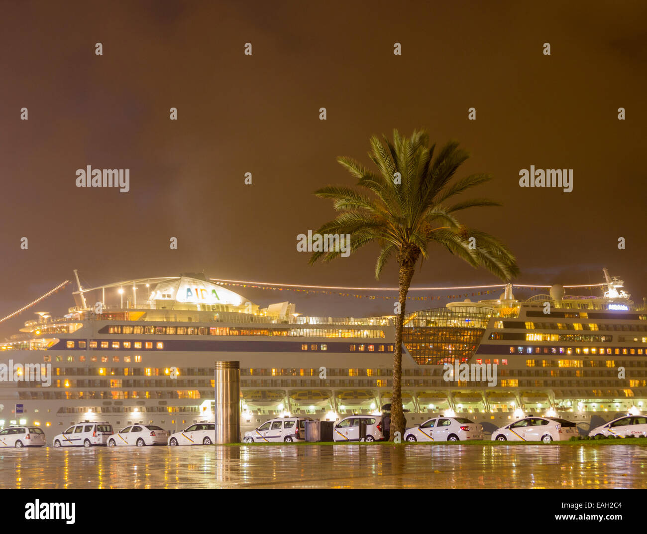 Las Palmas de Gran Canaria, Isole Canarie, Spagna. 15 Novembre, 2014. Meteo: una linea di taxi a 06.30 attendere per nave da crociera ai passeggeri di sbarcare su un showery sabato mattina a Las Palmas de Gran Canaria. Otto navi da crociera e 23 000 passeggeri (molti provenienti dal Regno Unito) permetterà di visitare Las Palmas durante il fine settimana. Credito: ALANDAWSONPHOTOGRAPHY/Alamy Live News Foto Stock