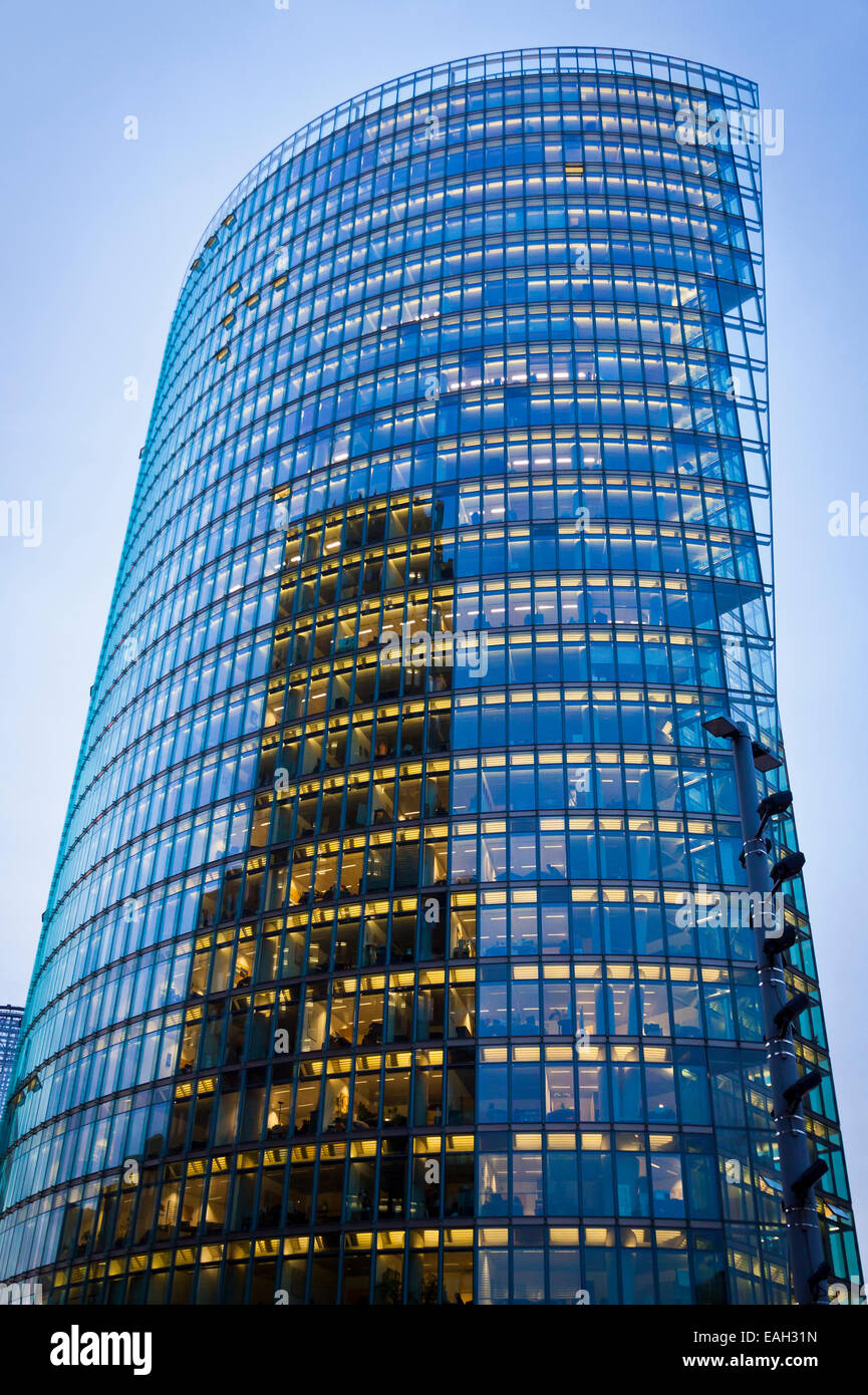 Grattacielo con Office per Windows e lo sfondo di vetro a Berlino, Germania Foto Stock