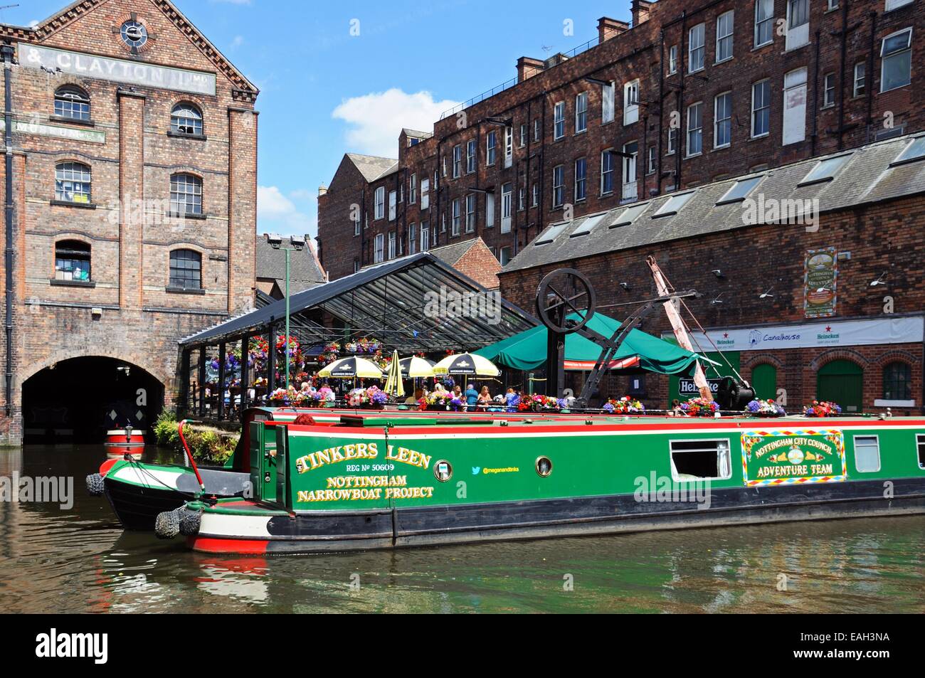 Narrowboats al di fuori di un pub lungo il Nottingham e Beeston Canal City wharf, Nottingham, Nottinghamshire, England, Regno Unito, Europa. Foto Stock