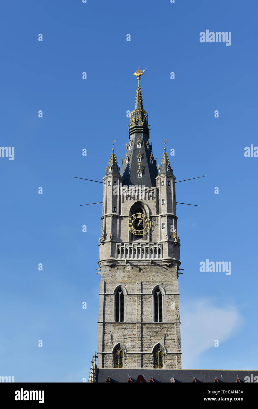 Campanile di Gand, in Belgio nel giorno chiaro. La torre fu edificata nel 1380 Foto Stock