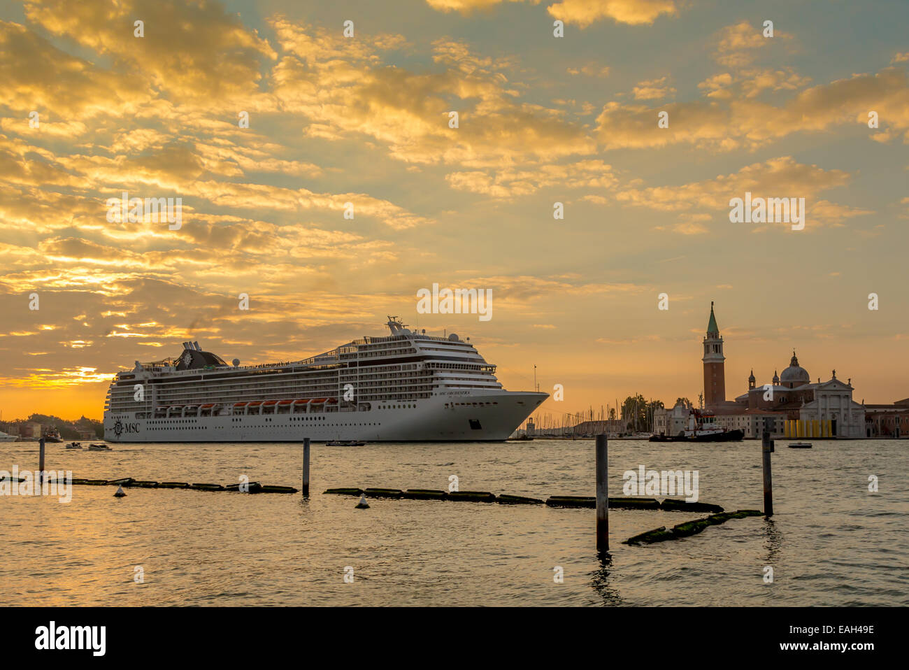 Crociera MSC RCHESTRA arrivando a Venezia presso sunrise Foto Stock