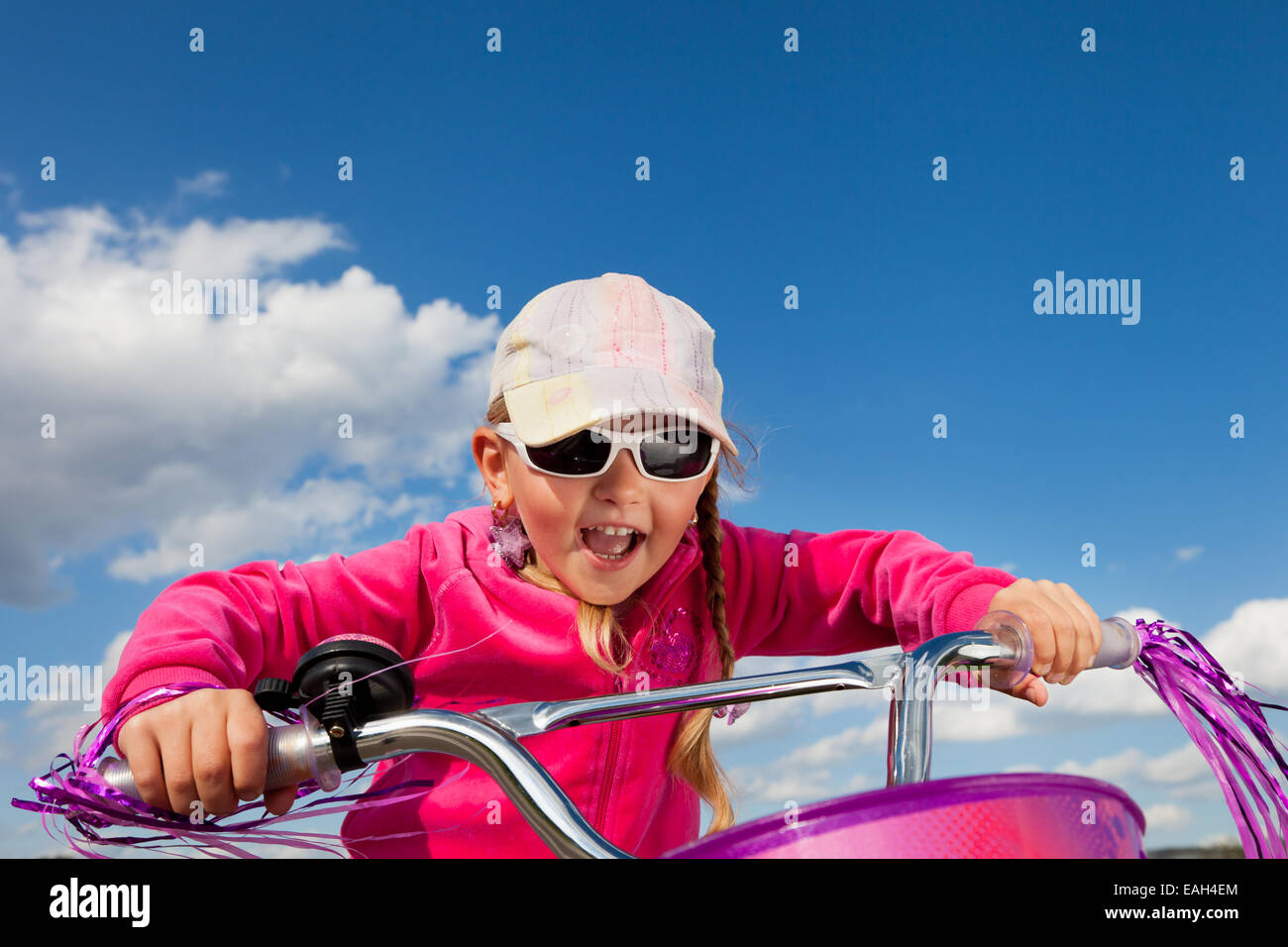 Bambina in bicicletta Foto Stock