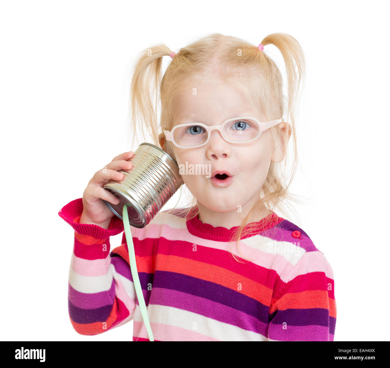 Funny bambino in occhiali usando un possibile come un telefono isolato Foto Stock