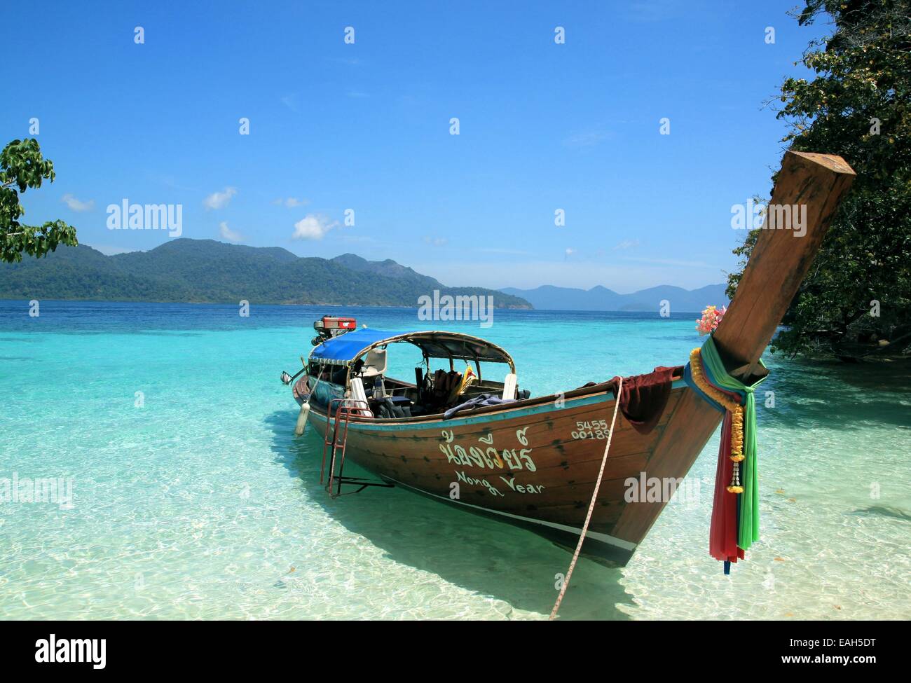 Longtail boat una spiaggia tropicale, sul Mare delle Andamane, Thailandia Foto Stock