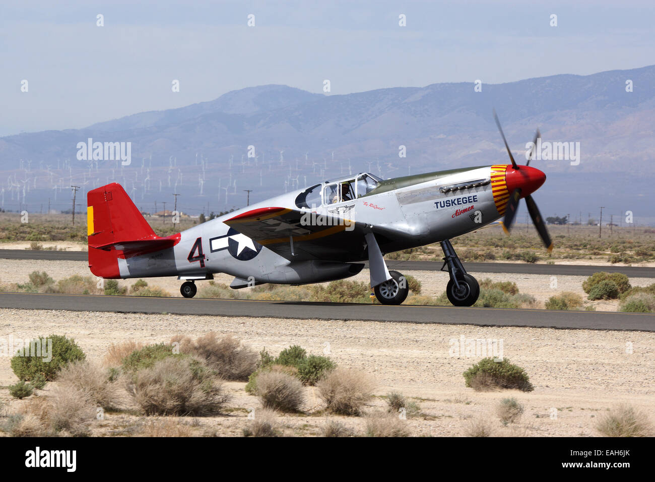 Luce di coda rossa P Mustang take-off a 2014 Los Angeles Airshow di Foto Stock