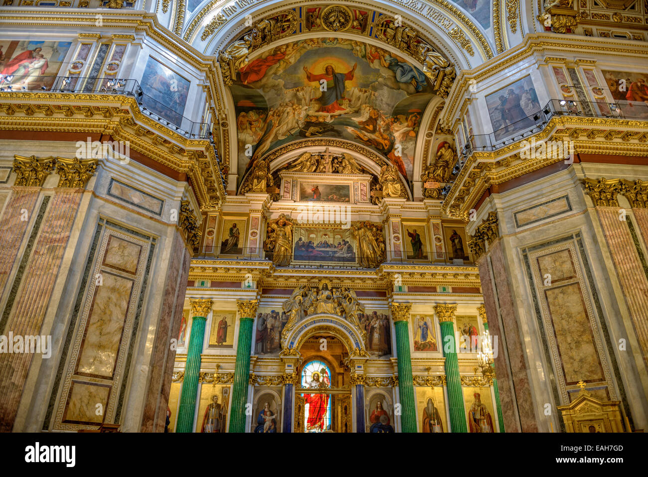 Altare e interno della Cattedrale di San Isacco a San Pietroburgo. La Russia Foto Stock