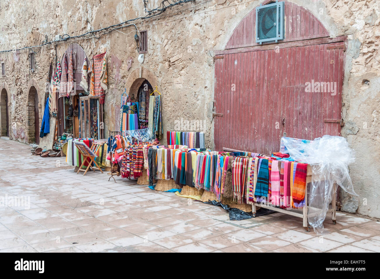 Colorati tappeti orientali e tessuti per la vendita nella medina di Essaouira, Marocco, Africa Foto Stock