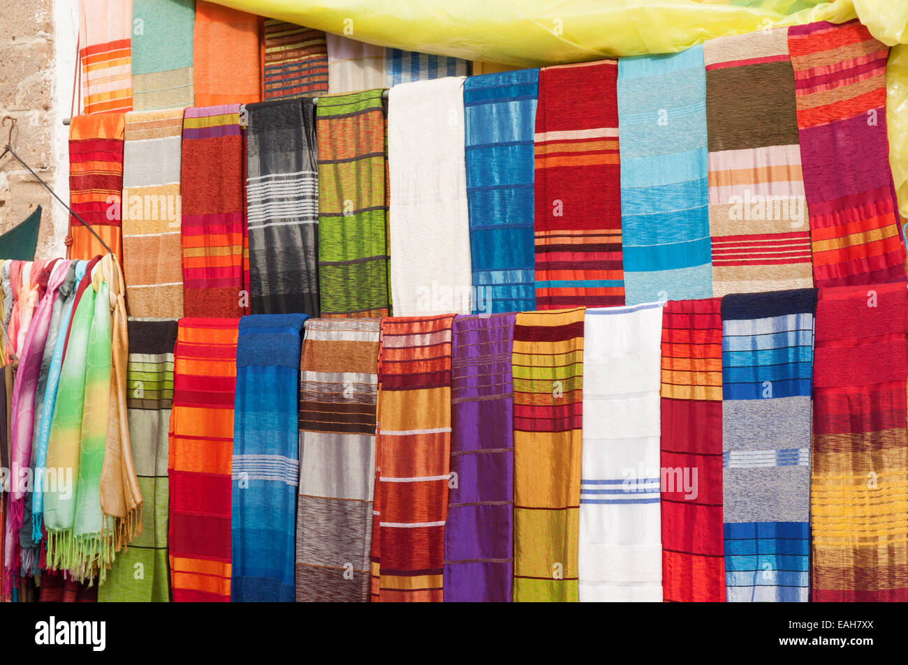 Colorati tessuti orientali per la vendita nella medina di Essaouira, Marocco, Africa Foto Stock