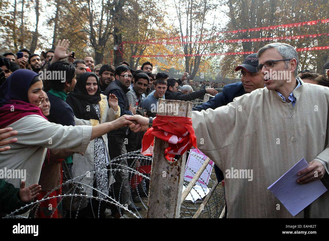 Srinagar, Indiano-controllato del Kashmir. Xv Nov, 2014. Chief Minister di Indiano-controllato Kashmir Omar Abdullah (R) scuote le mani con i sostenitori durante un comizio elettorale in Ganderbal, la capitale estiva di Indiano-Kashmir controllata, nov. 15, 2014. © Javed Dar/Xinhua/Alamy Live News Foto Stock