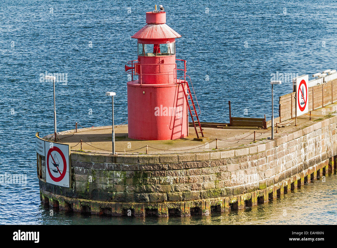 Faro rosso del porto di Copenhagen DANIMARCA Foto Stock