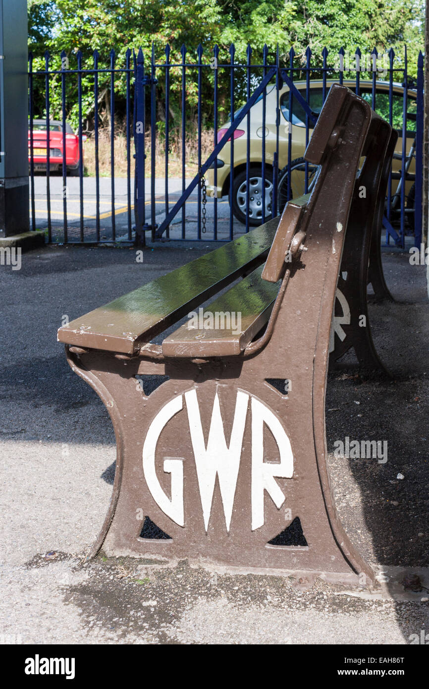 Banco da lavoro con la Great Western logo delle ferrovie a Mortimer stazione ferroviaria, Berkshire, Inghilterra, GB, UK. Foto Stock