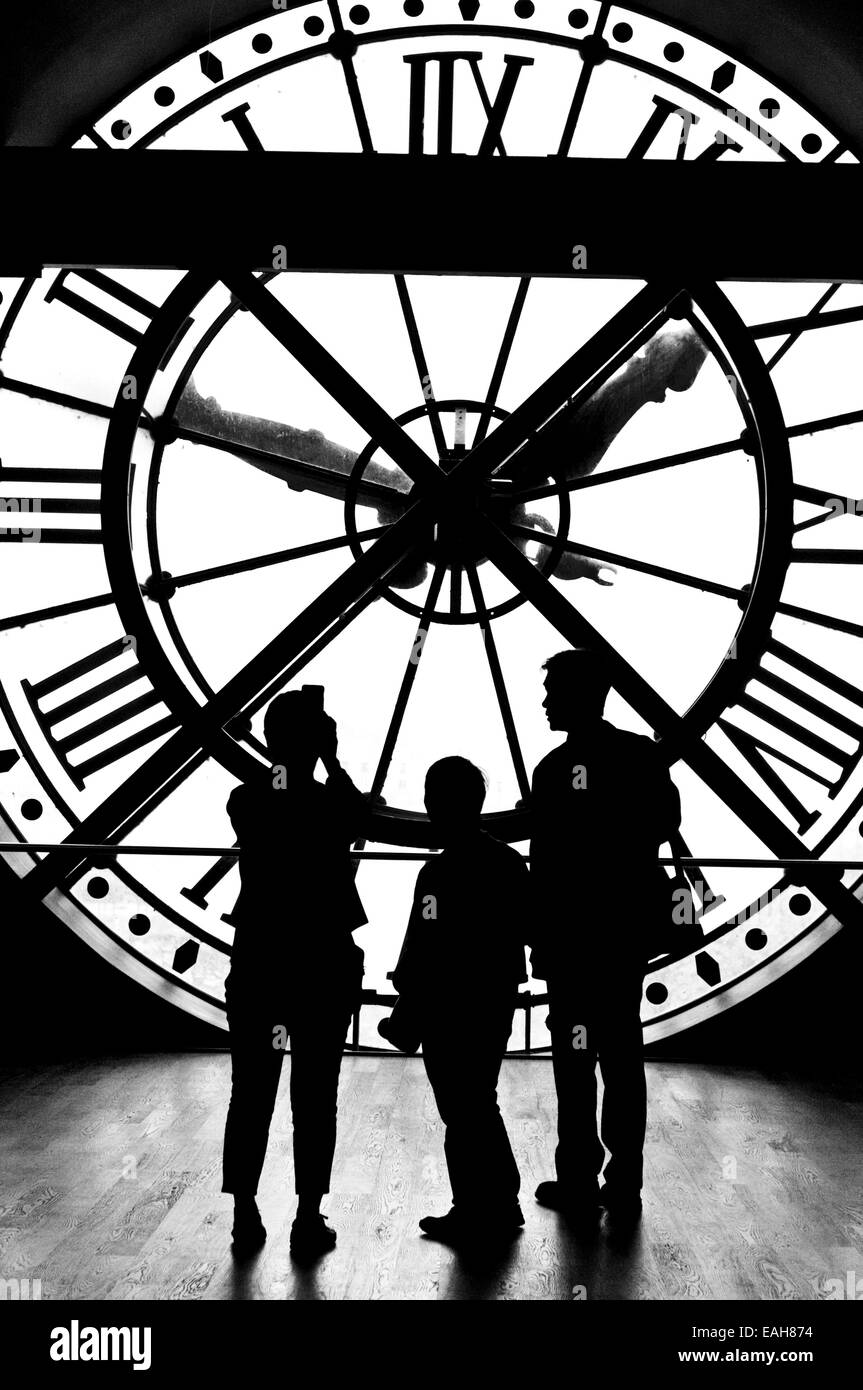 Una famiglia in stand by il grande vetro orologio al quinto piano del Musee D'Orsay, Parigi Foto Stock