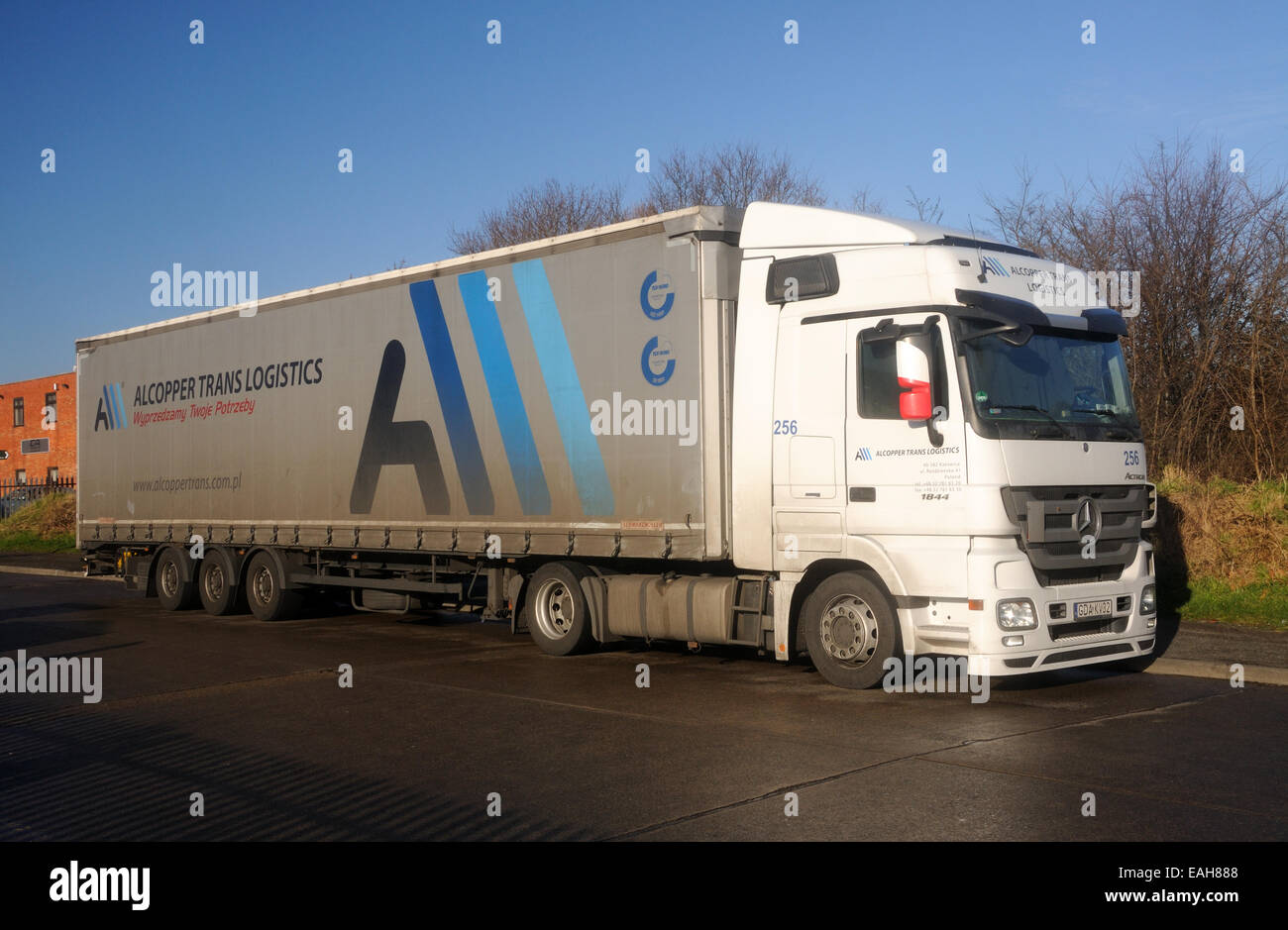 Una Mercedes Actros 1844 unità a trattore ed il rimorchio con la livrea del vettore polacco Alcopper di Leicester, Leicestershire, Inghilterra Foto Stock