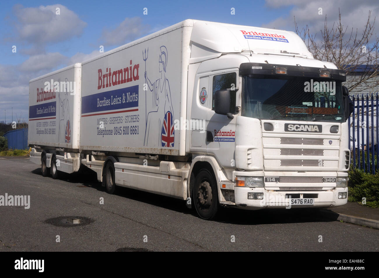 Un Scania 114 340 camion e rimorchio in Britannia Movers livrea a Leicester, Leicestershire, Inghilterra Foto Stock