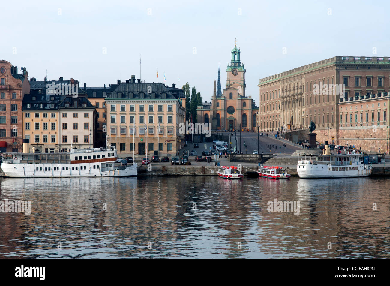 Chiesa di San Nicola (storkyrkan) visto dal ponte skeppsholm, Stoccolma, Svezia Foto Stock