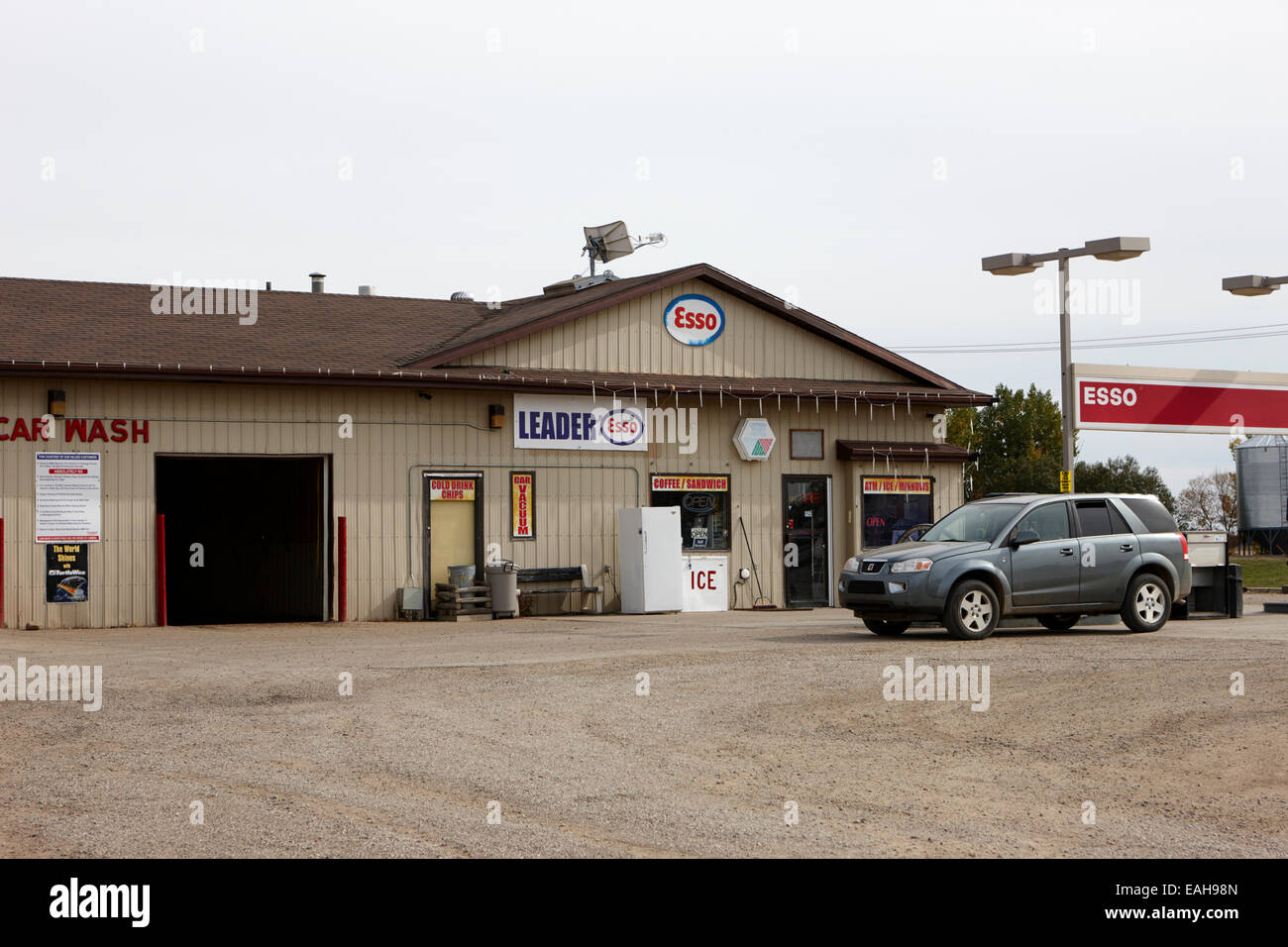 Piccola strada di servizio esso stazione gas leader Saskatchewan Canada Foto Stock