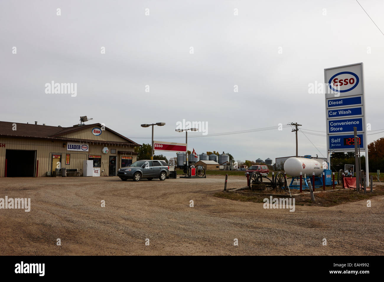 Piccola strada di servizio esso stazione gas leader Saskatchewan Canada Foto Stock