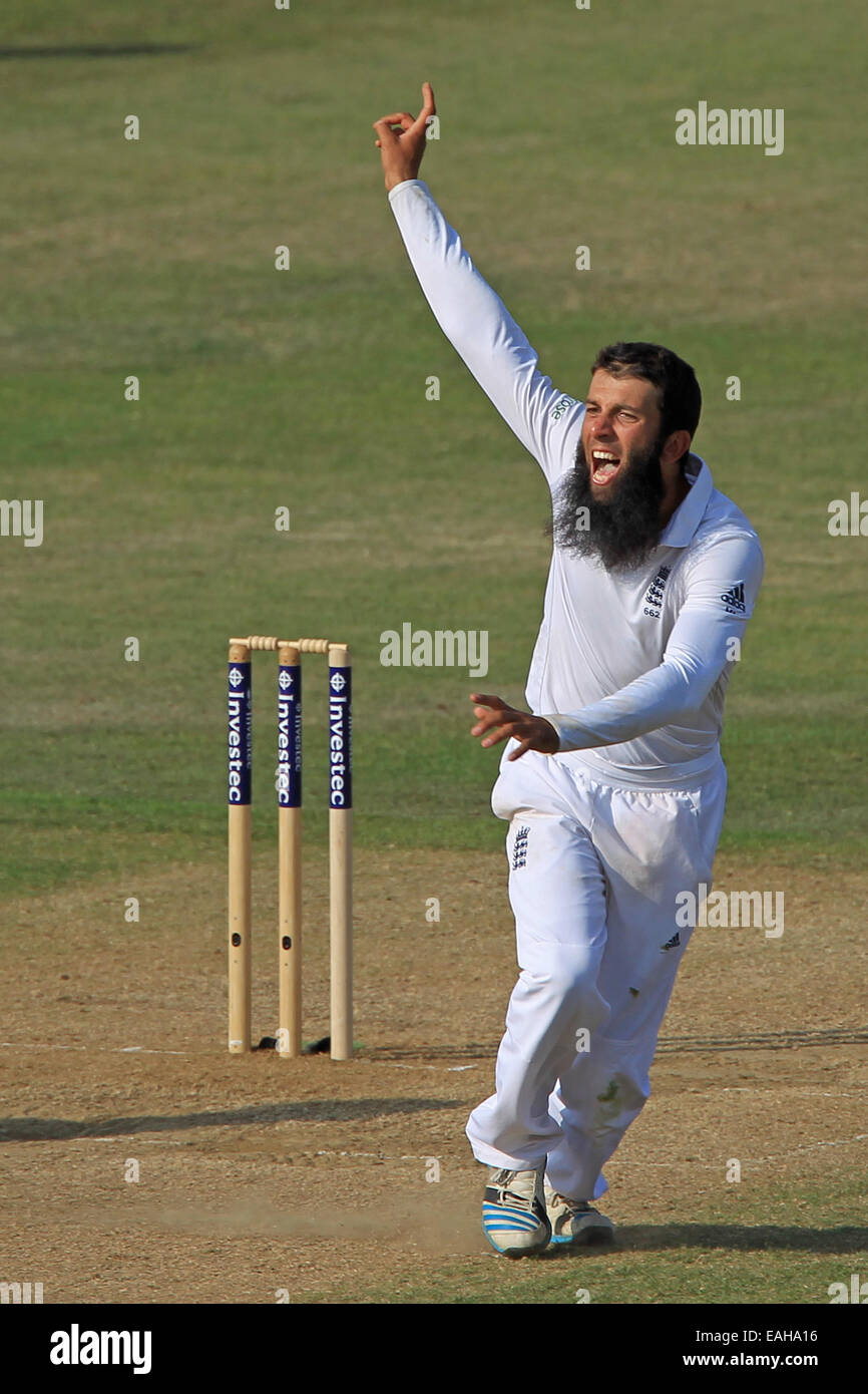 Cricket - Moeen Ali d'Inghilterra celebra tenendo un paletto Foto Stock