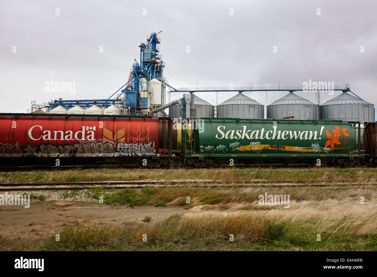 In Canada e in Saskatchewan merci carrelli granella su Canadian Pacific railway Saskatchewan Canada Foto Stock