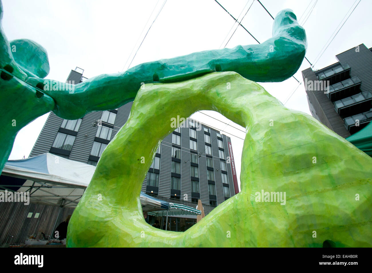 Londra, UK. Il 15 novembre 2014. Una moderna arte scultura al di fuori della Bermondsey Square Hotel in Londra che è stato nick denominato 'Hotel' Sharia dopo i suoi nuovi proprietari ha introdotto un menu della sharia rimuovendo la carne di maiale e alcool per essere conforme a quella islamica sapori e tradizioni Credito: amer ghazzal/Alamy Live News Foto Stock