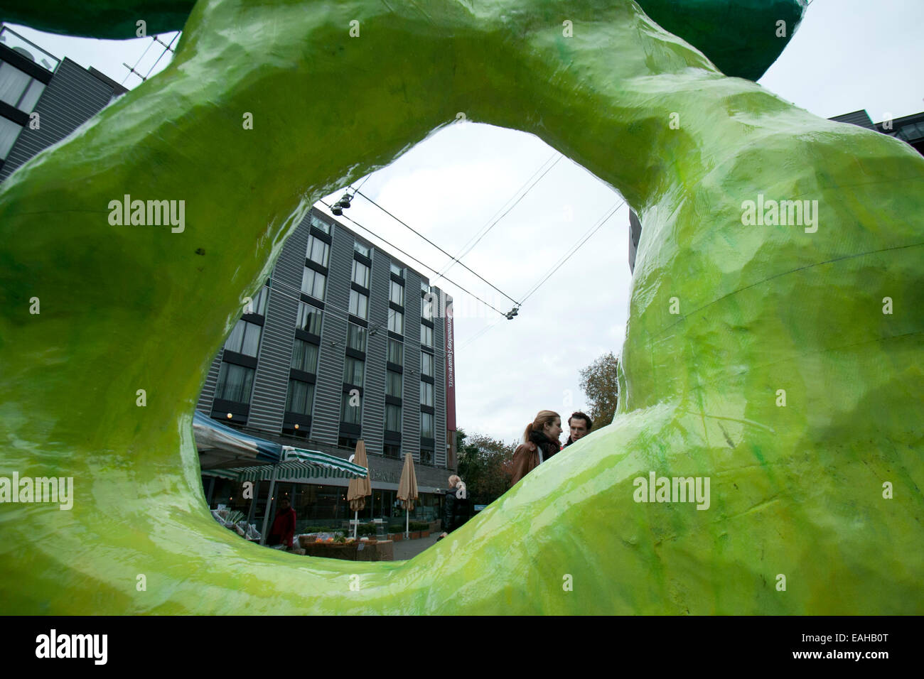 Londra, UK. Il 15 novembre 2014. Una moderna arte scultura al di fuori della Bermondsey Square Hotel in Londra che è stato nick denominato 'Hotel' Sharia dopo i suoi nuovi proprietari ha introdotto un menu della sharia rimuovendo la carne di maiale e alcool per essere conforme a quella islamica sapori e tradizioni Credito: amer ghazzal/Alamy Live News Foto Stock