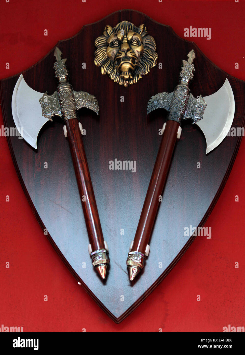 Assi, due, faccia di leone, metallo, legno, Sharp, appeso in pushkar, Rajasthan, India. Foto Stock