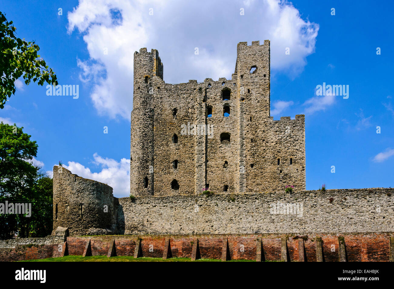 Le rovine del dominante Kentish ragstone tenere di Rochester Castle ancora protetta da mura e una torre circolare. Foto Stock