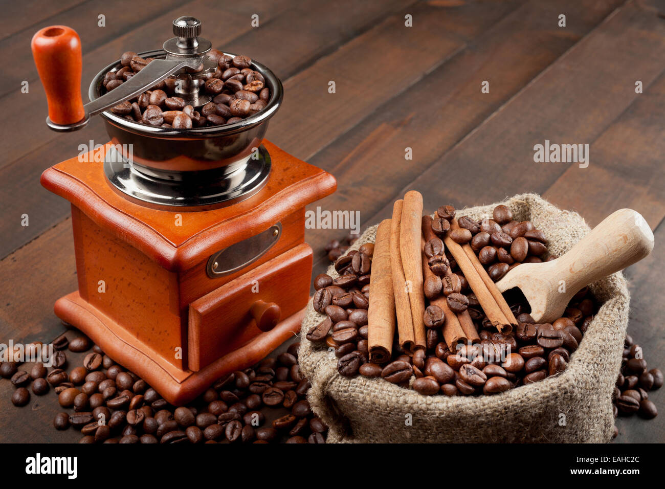 Macinino da caffè e sacco con i chicchi di caffè Foto Stock