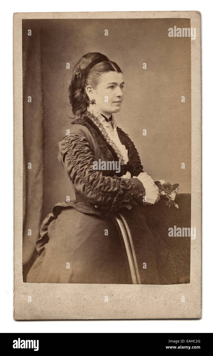 Victorian carte-de-visite, ritratto di una giovane donna. Prese nello studio di Richard Upjohn, Londra, circa 1885 Foto Stock