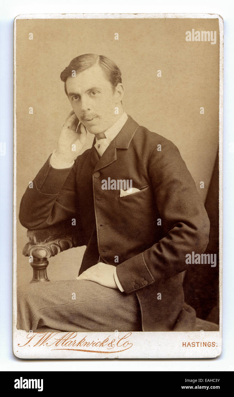 Victorian carte-de-visite, ritratto di un giovane uomo dal T J Markwick studio Hastings, Regno Unito circa 1885 Foto Stock