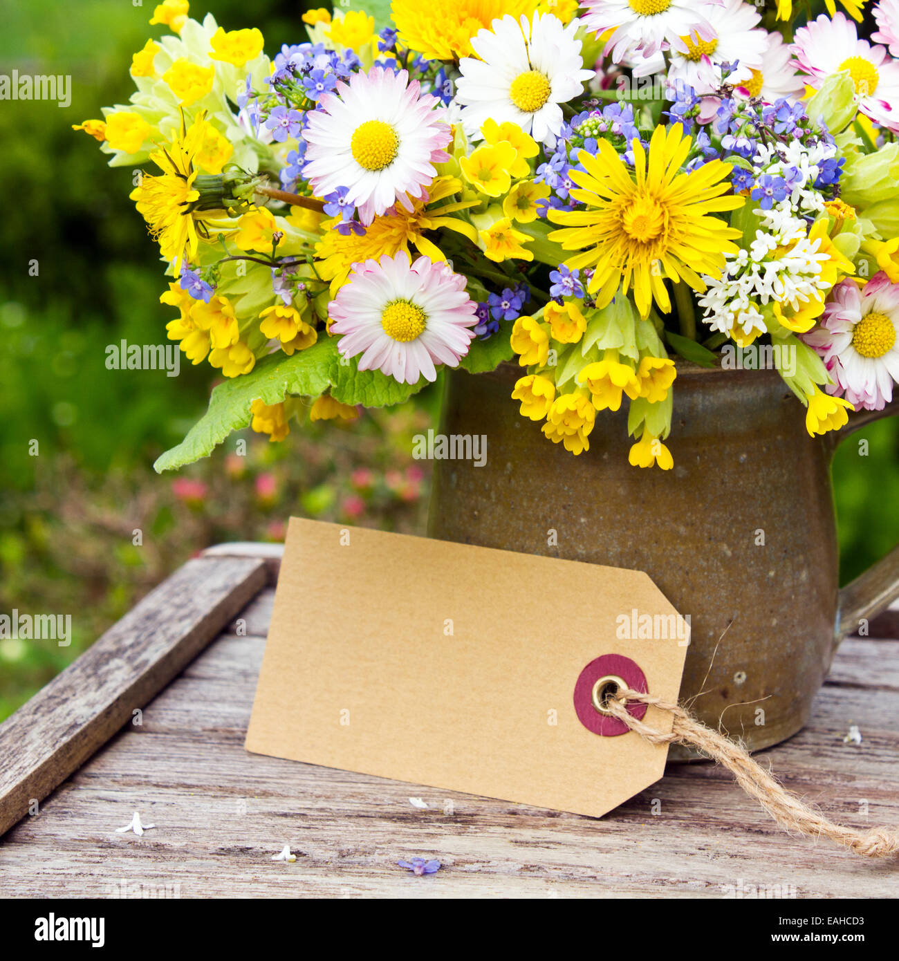 Bouquet con tarassaco, margherite, cowslips e dimenticare-me-non e carta Foto Stock